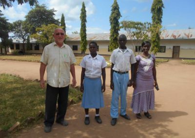 Bruno und Blasia mit Schülern