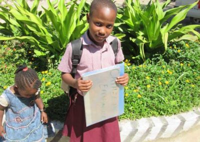 Schülerin mit Zeugnis